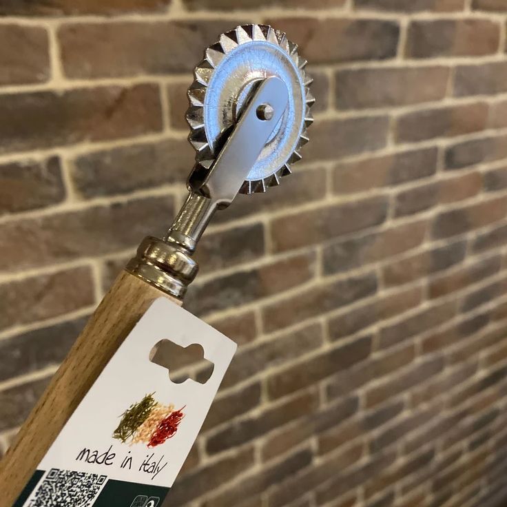 Крутящийся нож для теста и пасты