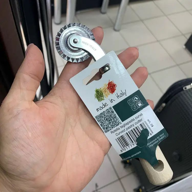 Крутящийся изогнутый итальянский нож для теста