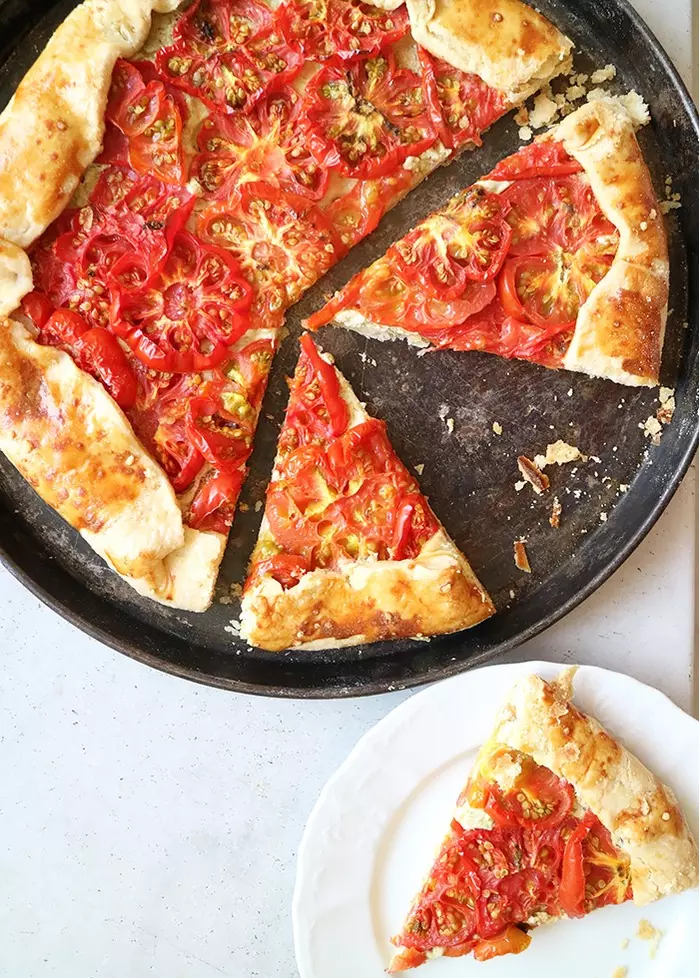 Галета с помидорами, рикоттой и соусом песто