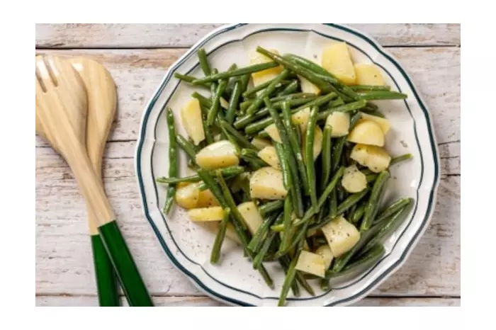 Салат из зеленой фасоли и картофеля