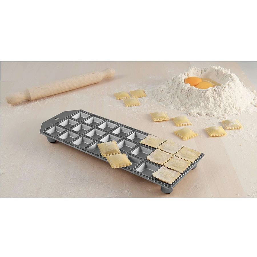 Форма для приготовления 24 квадратных равиоли Eppicotispai 47х47 мм. со скалкой