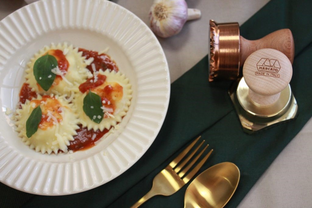 Равиоли с рикотой, сыром и травами в томатном соусе.