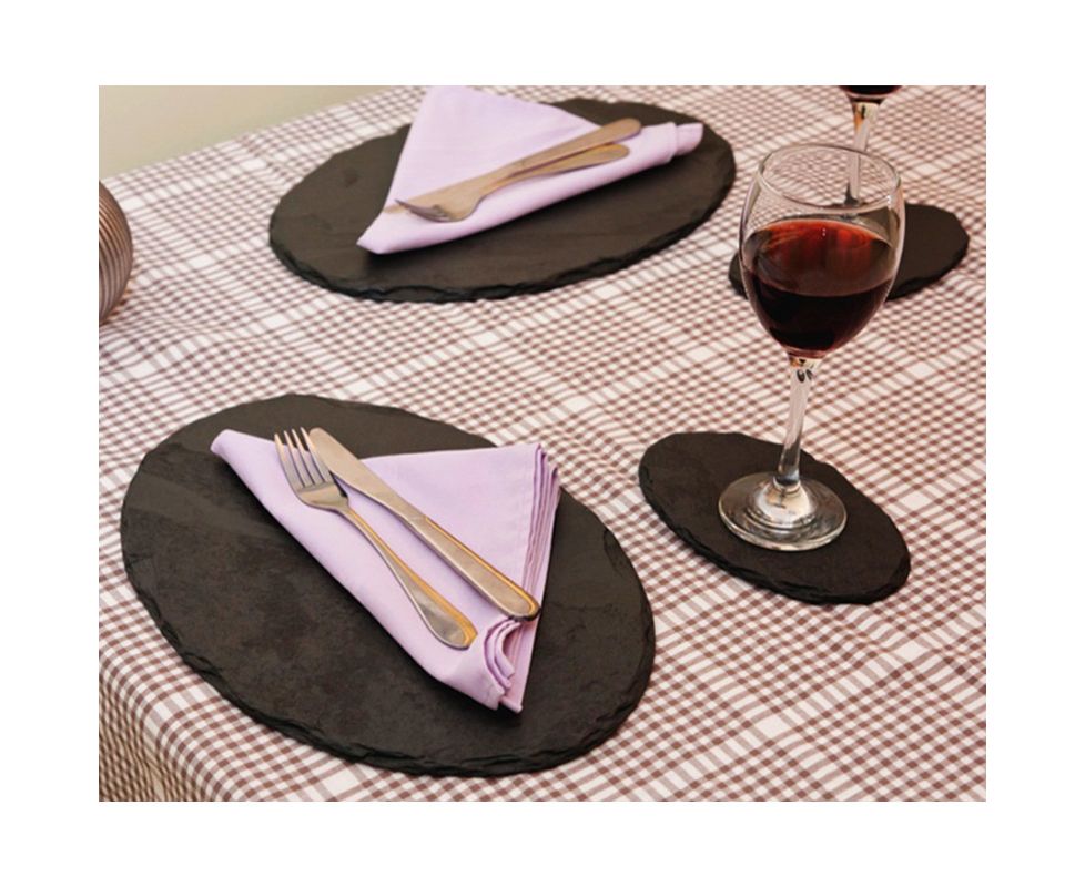 Сервируем стол к Новому году: льняная скатерть, праздничный декор