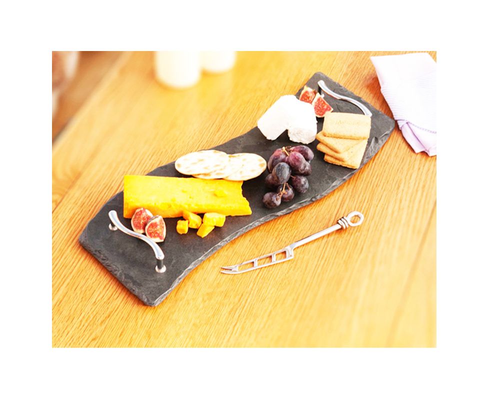 Сервируем стол к Новому году: льняная скатерть, праздничный декор