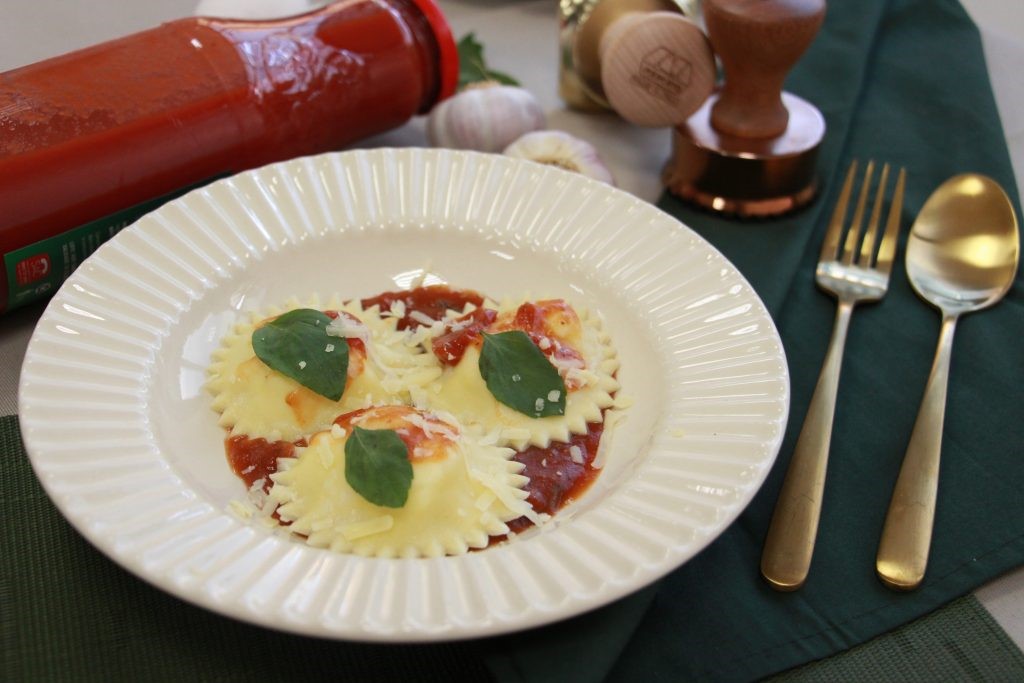 Равиоли с рикотой, сыром и травами в томатном соусе.