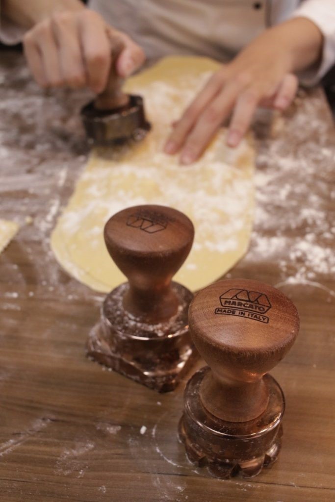 Равиоли с рикотой, сыром и травами в томатном соусе.