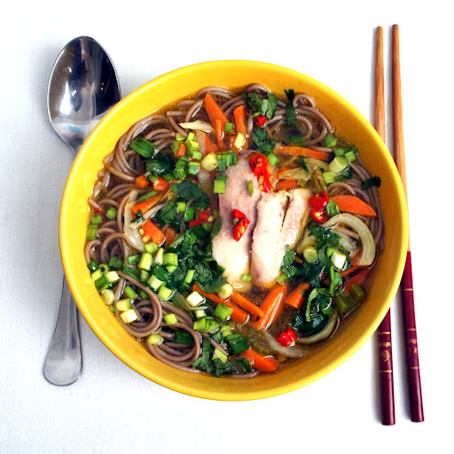 Сервируем стол к Новому году: льняная скатерть, праздничный декор